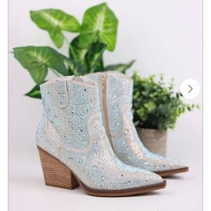 Brand new in box Very G booties